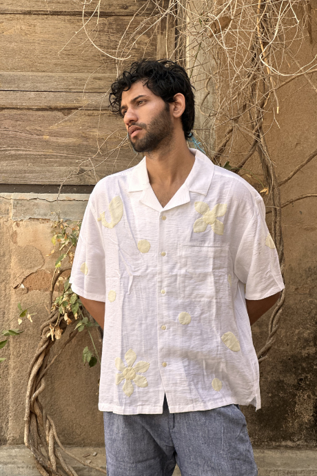 IVORY ON WHITE MEN'S NOTCH COLLAR BOXY SHIRT
