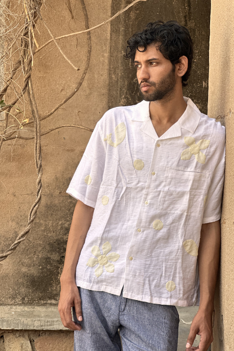 IVORY ON WHITE MEN'S NOTCH COLLAR BOXY SHIRT
