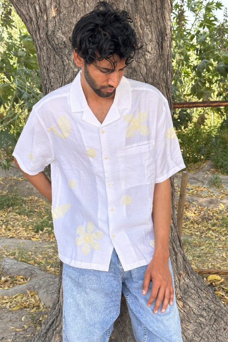 IVORY ON WHITE MEN'S NOTCH COLLAR BOXY SHIRT