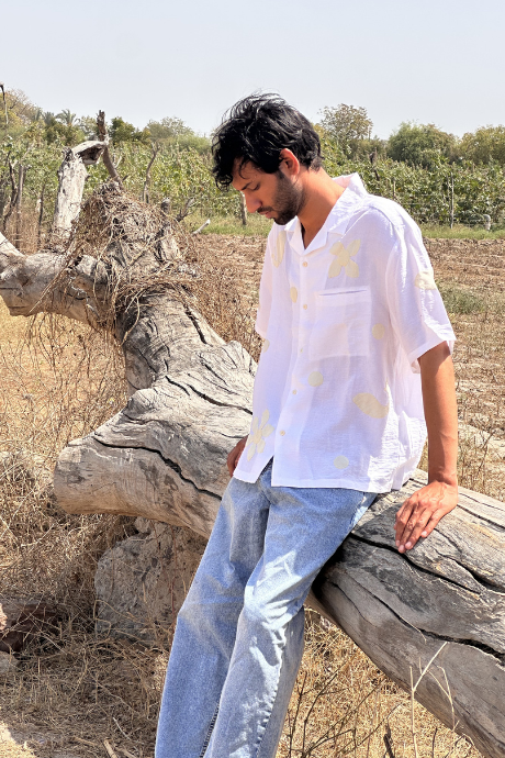 IVORY ON WHITE MEN'S NOTCH COLLAR BOXY SHIRT