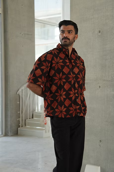 BLACK TARA BOXY MEN’S SHIRT