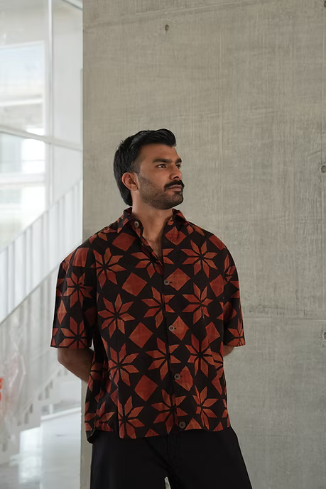 BLACK TARA BOXY MEN’S SHIRT