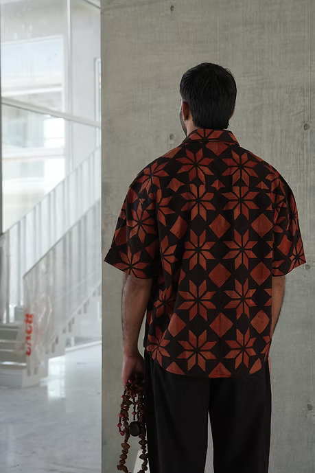 BLACK TARA BOXY MEN’S SHIRT