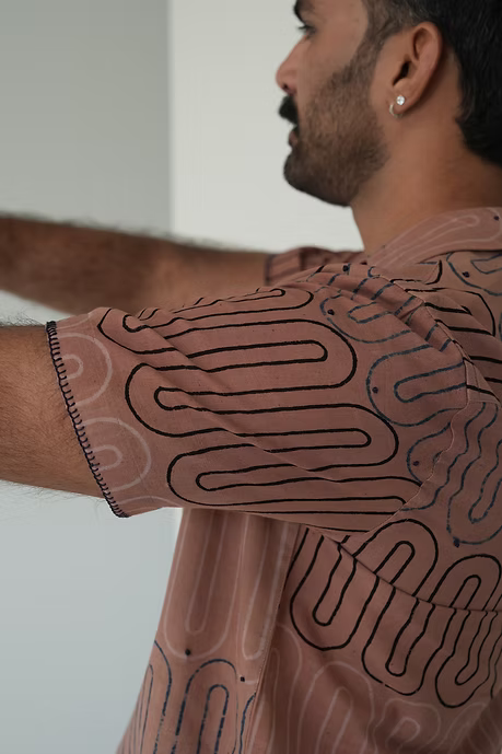 WAVES OUTLINE MEN’S NOTCH COLLAR SHIRT